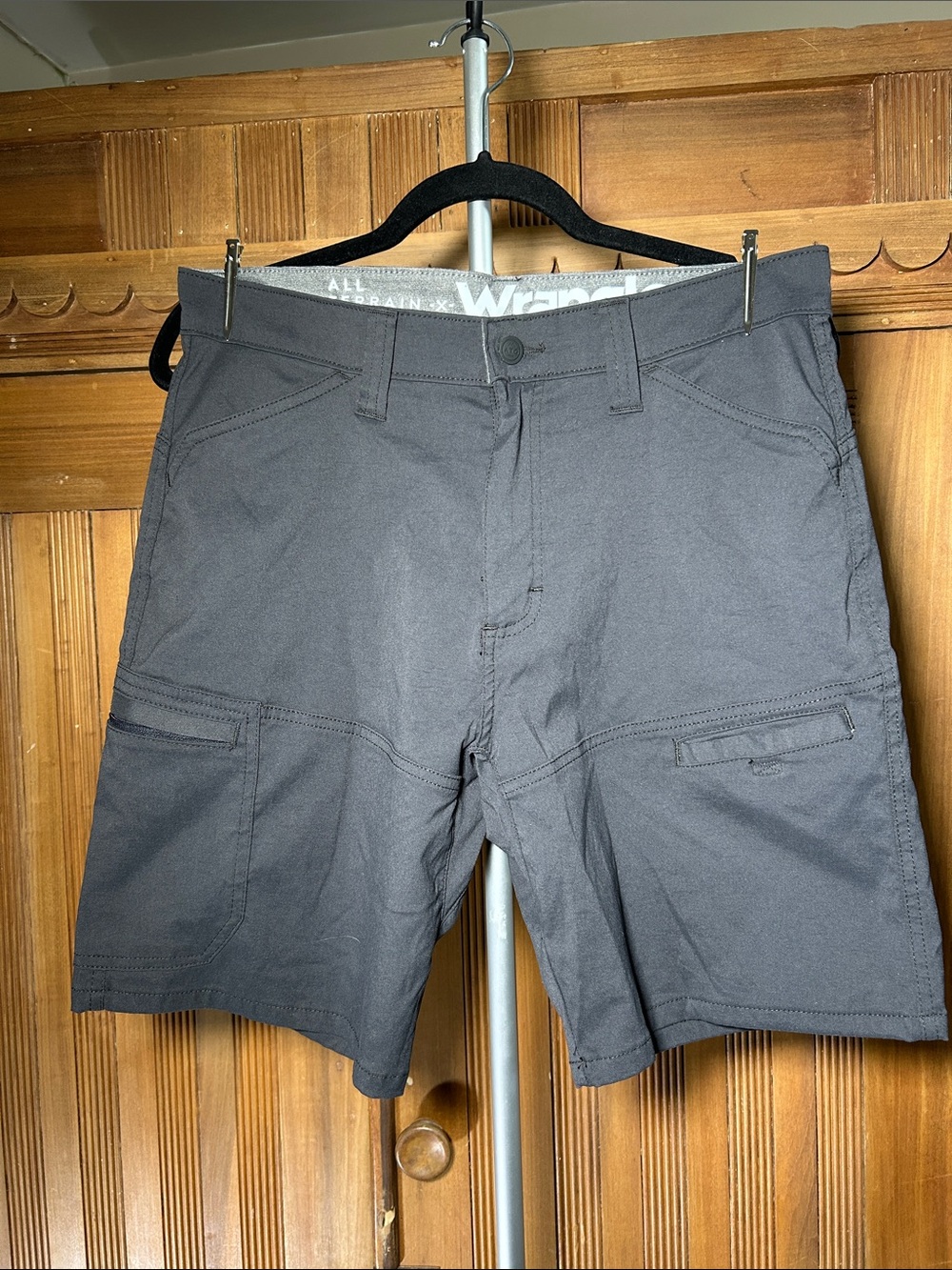 Wrangler All Terrain Gear Men's Dark Gray Cargo Shorts Men’s Size 32